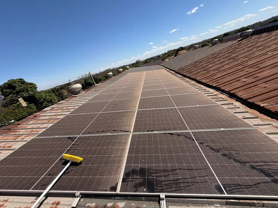 Placas solares antes da limpeza com sujeira acumulada